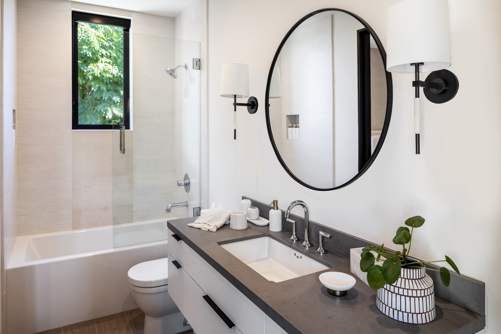 Honolulu Vacation Rentals, Diamond Head Grand Escape - Perfect for families, this bathroom offers a full tub and shower combination with modern fixtures.