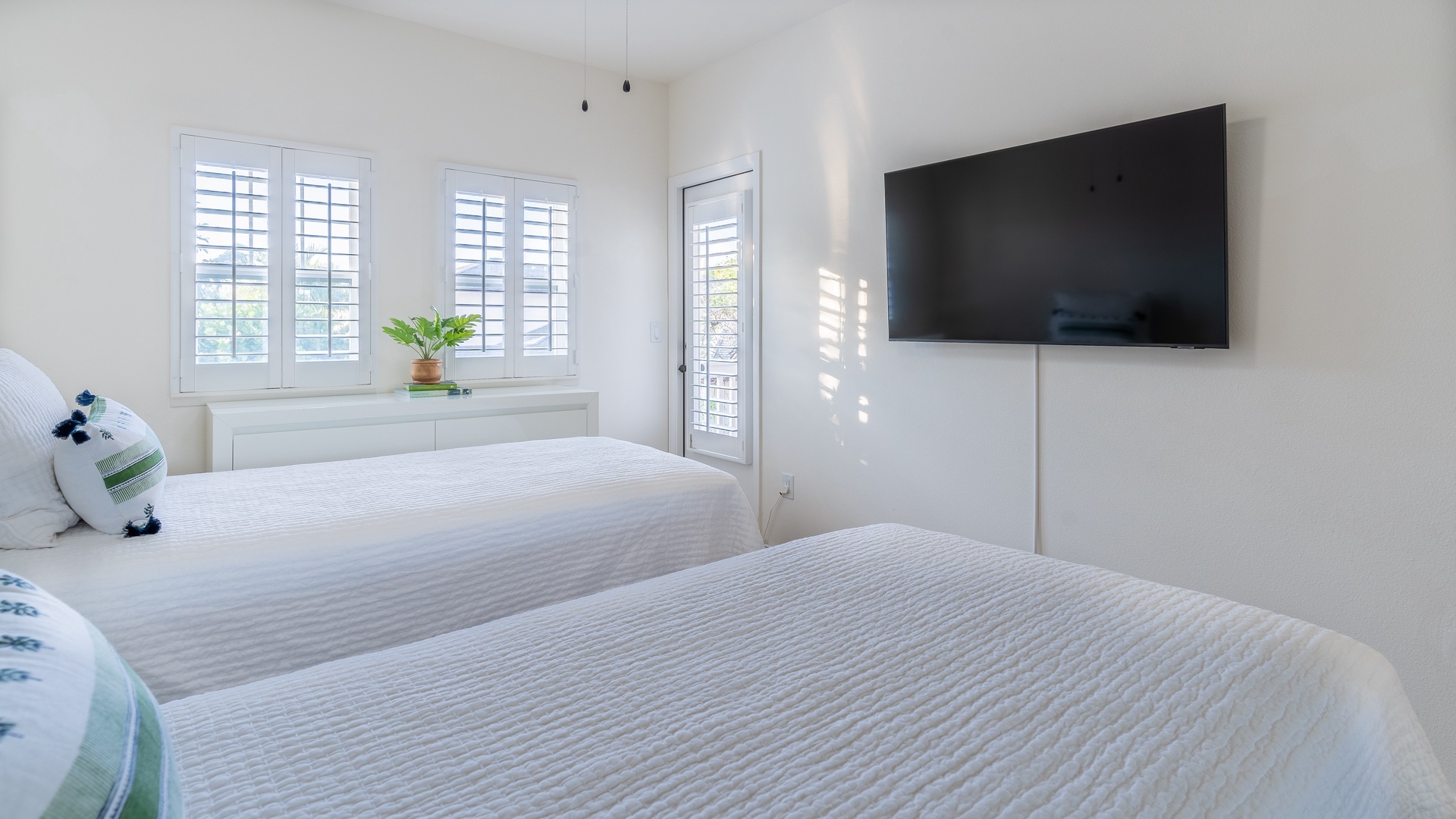 Kapolei Vacation Rentals, Coconut Plantation 1158-1 - The third guest bedroom upstairs with a TV and natural lighting.
