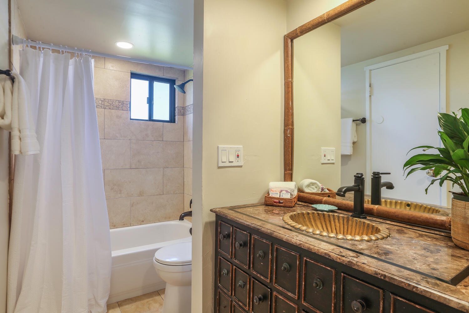 Princeville Vacation Rentals, Sealodge J8 - Shower/tub combo