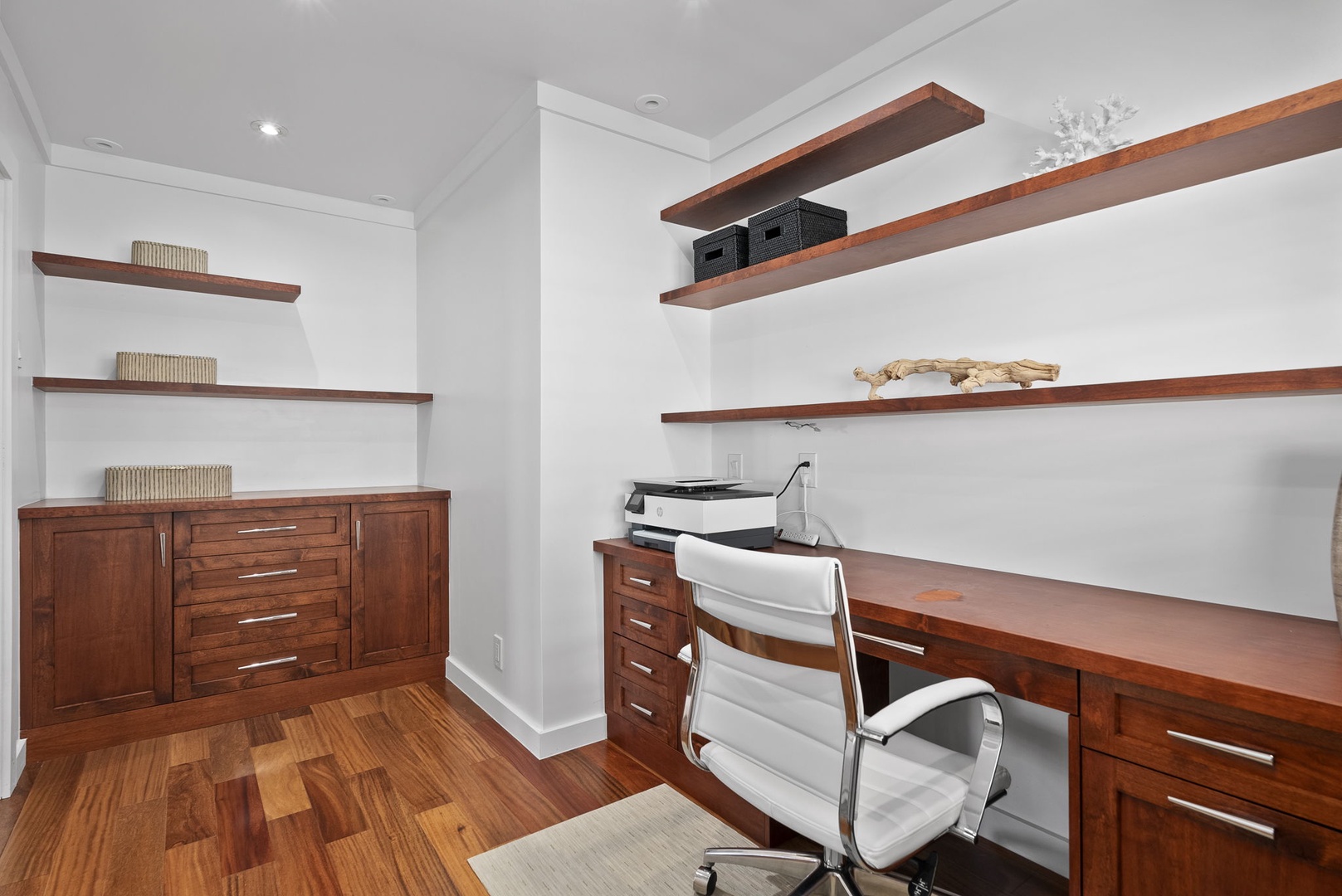 Honolulu Vacation Rentals, The Lagoon House 3BR - Built-in shelving and a spacious desk for focused work sessions.