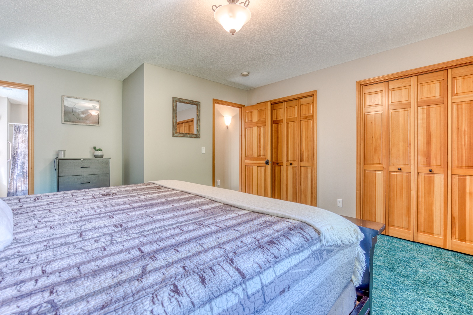 Sandy Vacation Rentals, Iron Mountain - King bed in Guest bedroom