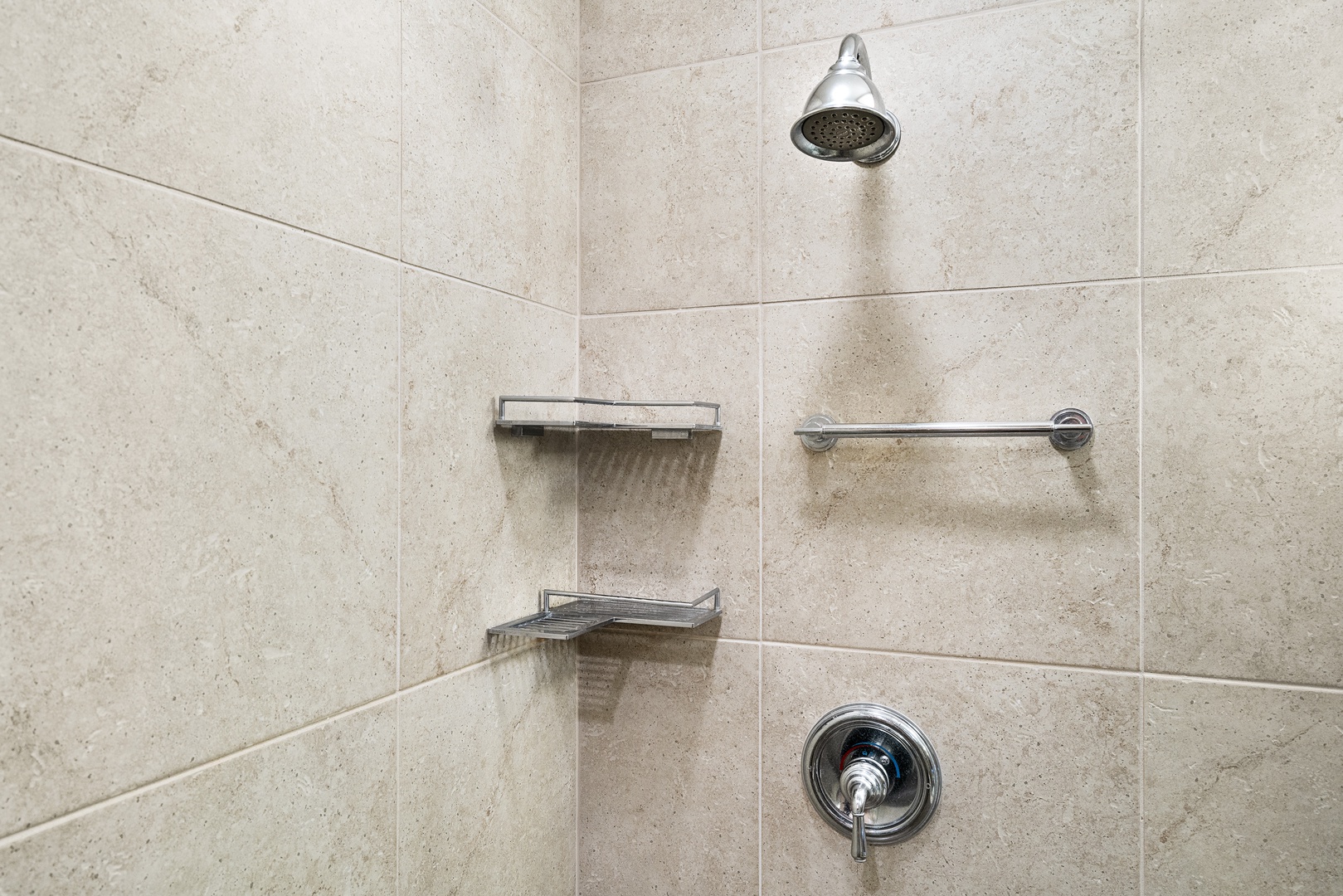 Waikoloa Vacation Rentals, Hali'i Kai at Waikoloa Beach Resort 9F - Guest bathroom tub/shower