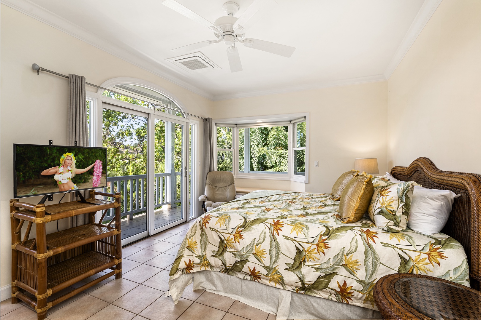 Kailua Kona Vacation Rentals, Dolphin Manor - Equipped with King sized bed, ensuite, A/C, Lanai access, and TV