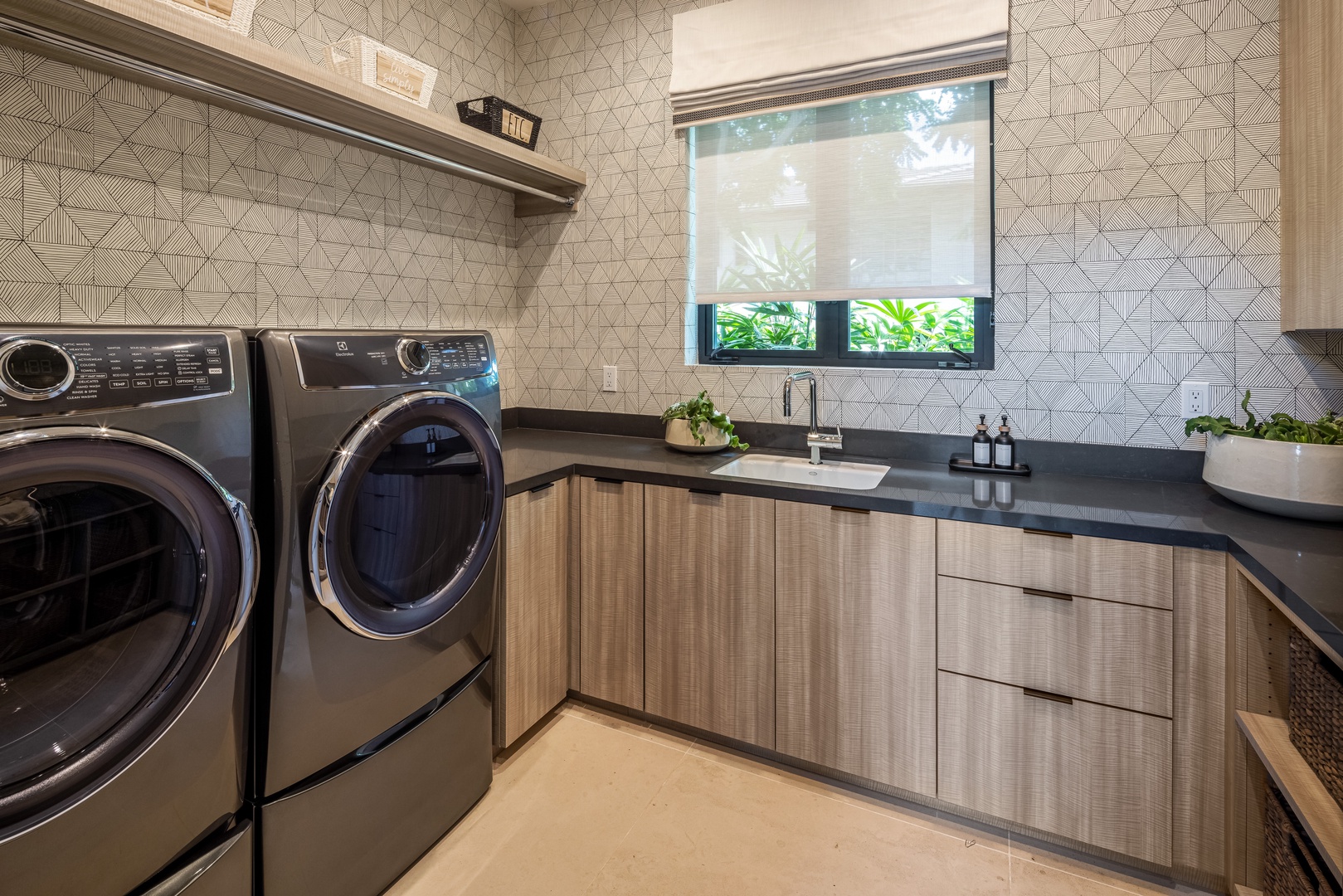 Honolulu Vacation Rentals, Diamond Head Grand Escape - Stay refreshed during extended stays with a full laundry room featuring sleek cabinetry and modern appliances.
