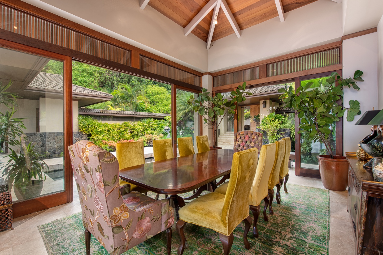 Kailua Kona Vacation Rentals, Hale Wailele** - Open air dining for your whole group