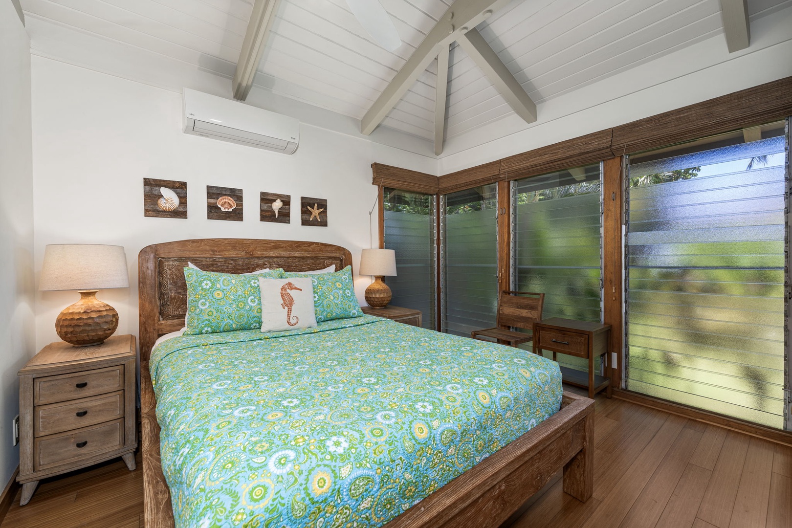 Kamuela Vacation Rentals, Island Time Retreat - Green bedding and garden light make this one an easy room to sleep in.