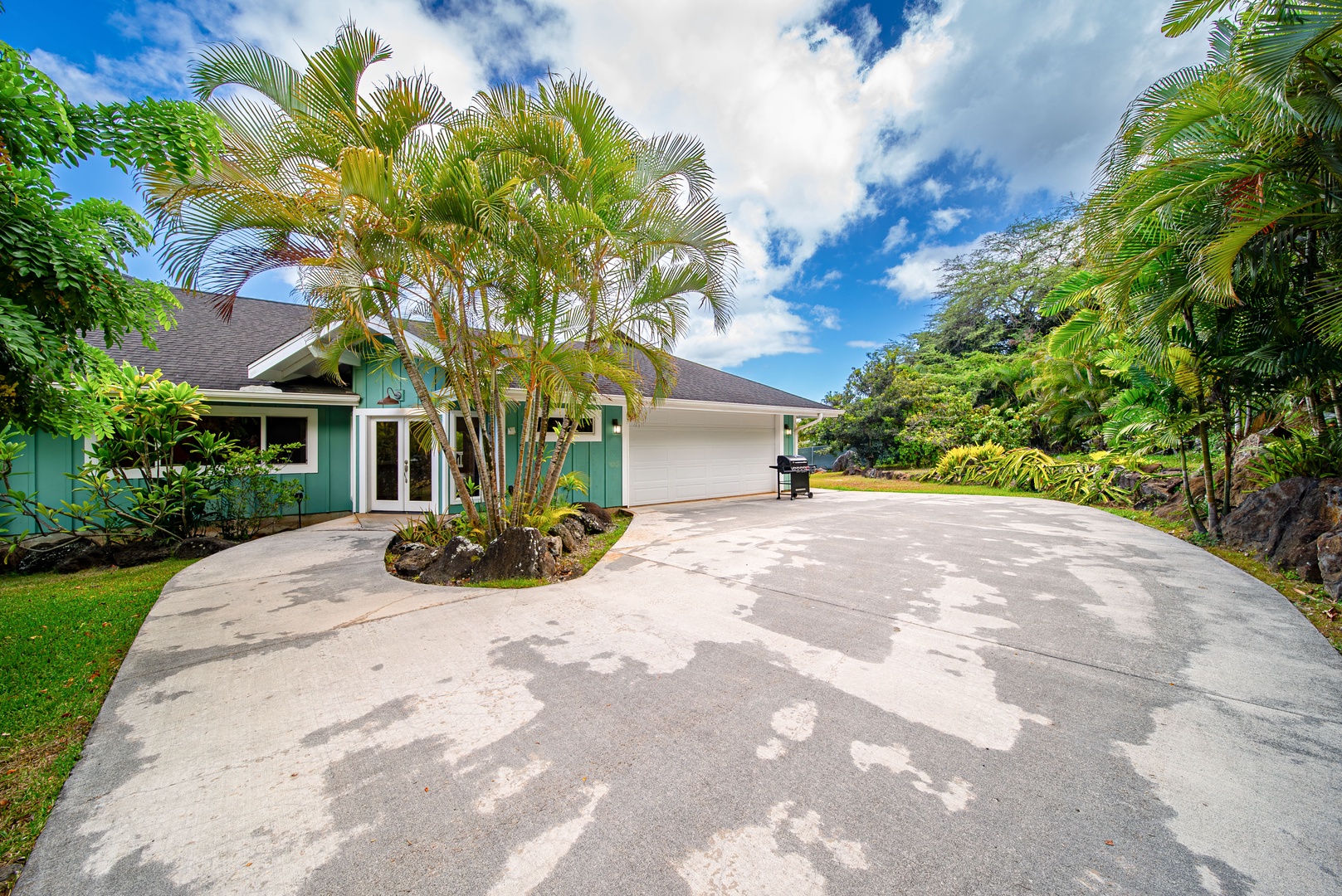 Haleiwa Vacation Rentals, North Shore Tropical Hale - Welcoming driveway framed by tropical palms, offering ample parking and a warm first impression upon arrival.
