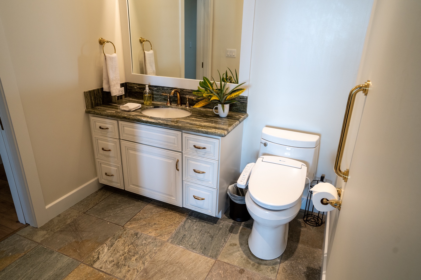 Kailua Kona Vacation Rentals, Kailua Kona Estate** - A fourth bathroom with a single vanity.