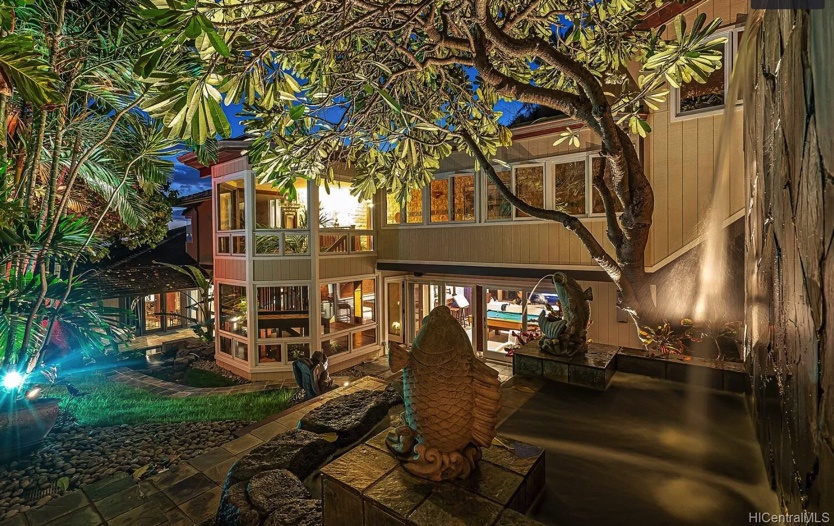 Honolulu Vacation Rentals, Kaiko'o Villa* - House at night