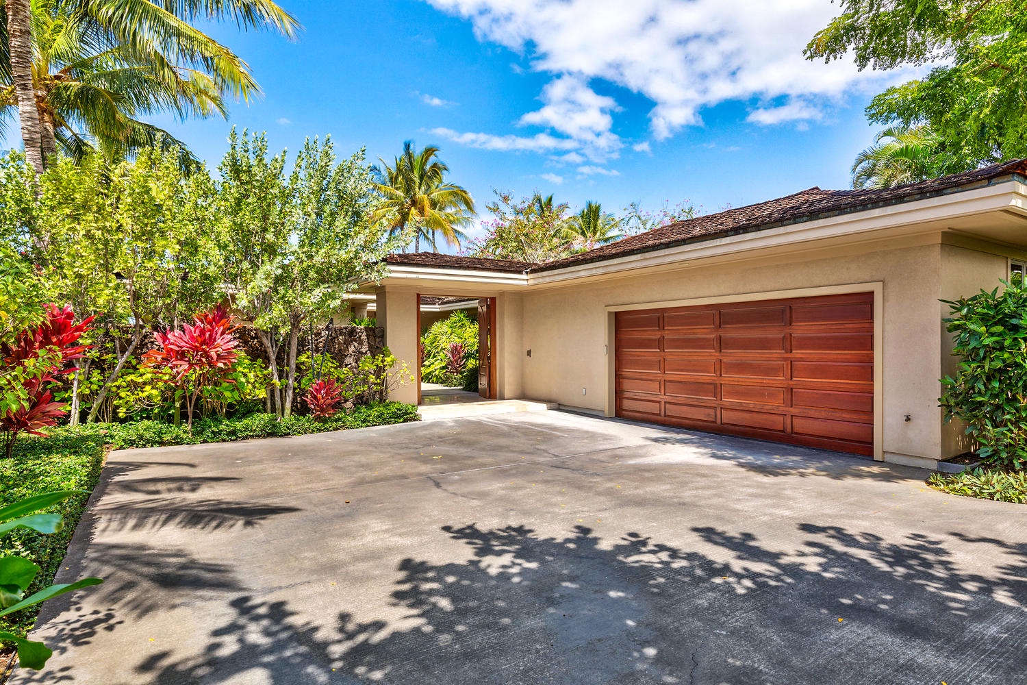 Kailua Kona Vacation Rentals, 4BD Pakui Street Estate (147) at Hualalai Resort - Spacious private parking for multiple vehicles.
