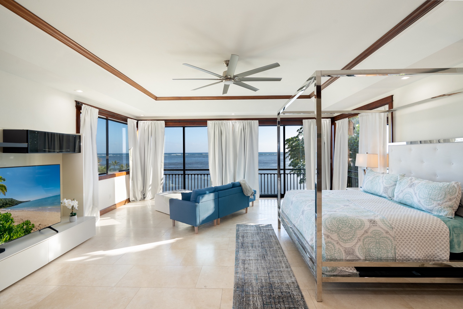 Honolulu Vacation Rentals, Wailupe Seaside - The primary suite has walls of windows with seating to enjoy the view.