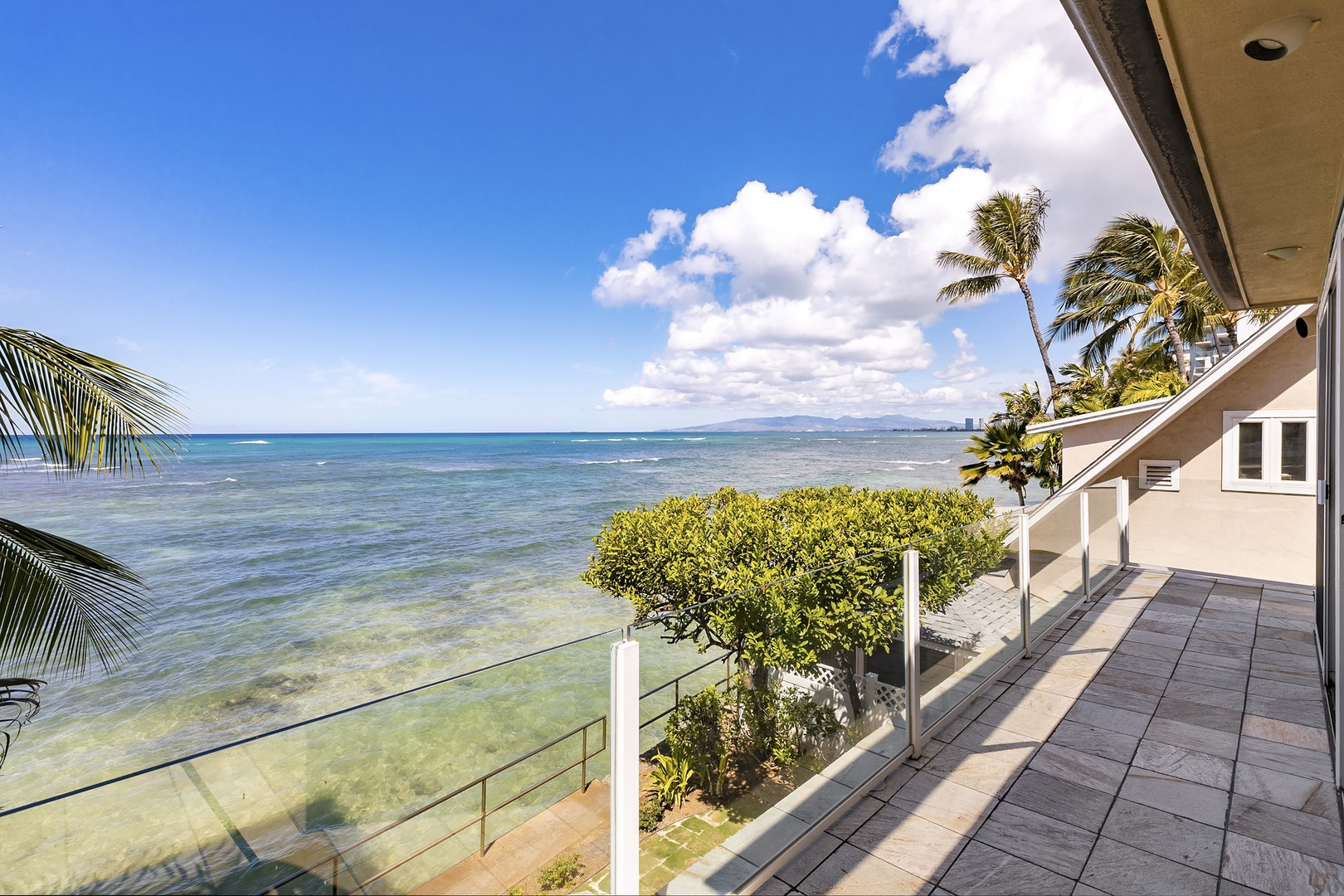 Honolulu Vacation Rentals, Diamond Head Surf House - Primary Suite covered lanai with ocean views.