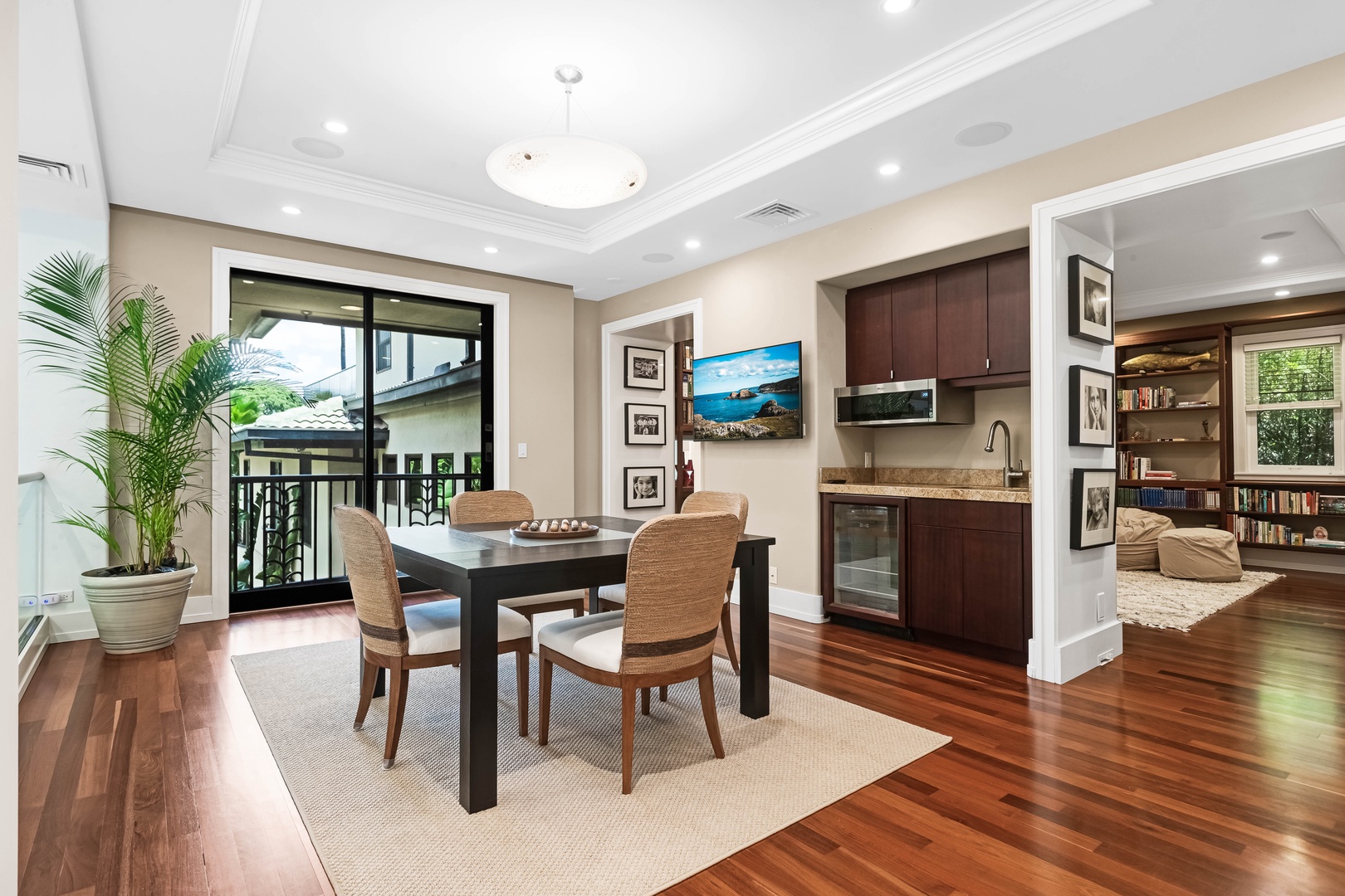 Honolulu Vacation Rentals, Pili Pono - Stylish nook with a dinette and custom cabinetry and lanai access.