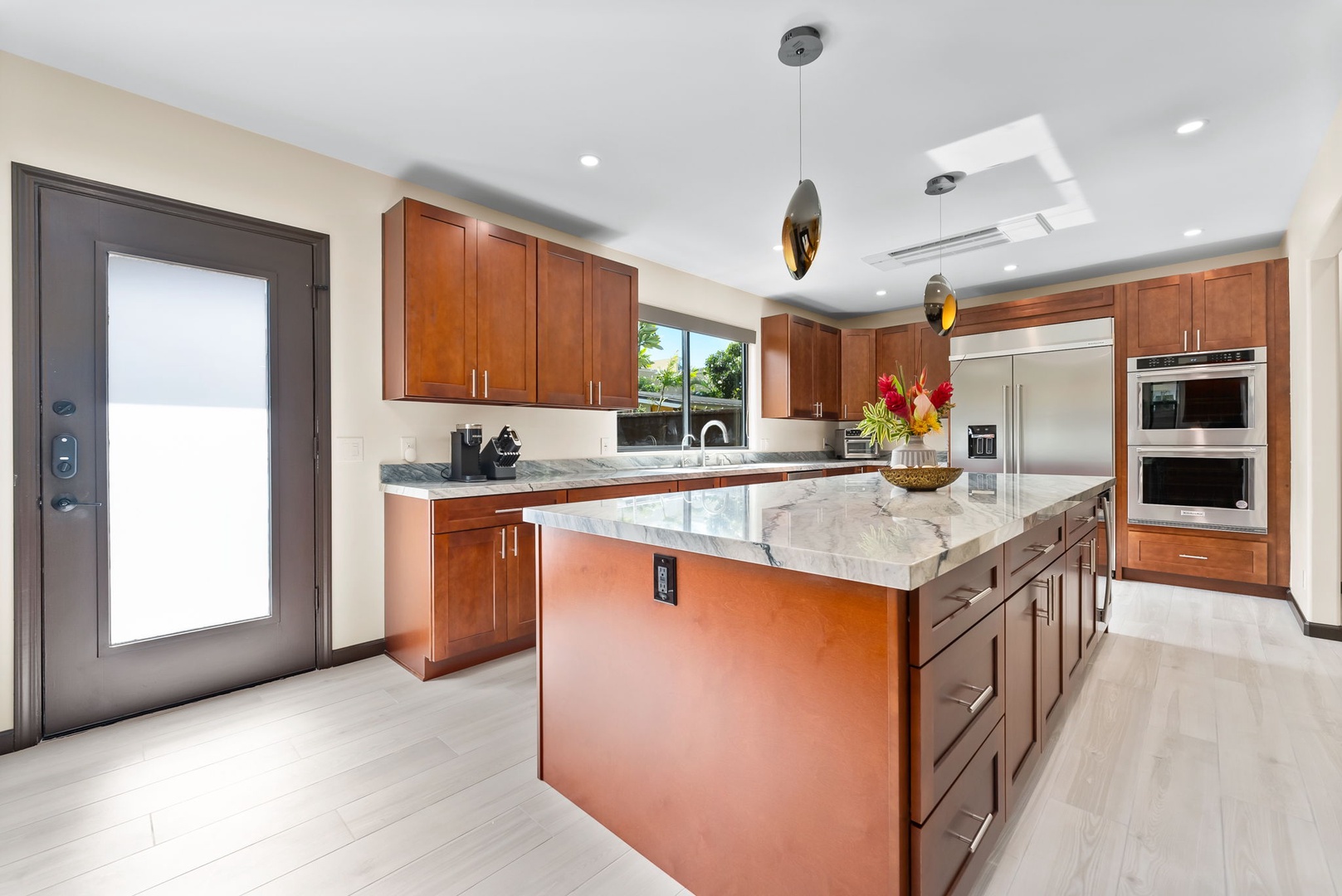 Honolulu Vacation Rentals, Kahala Zen - Warm and inviting kitchen with decorative lighting and ample space.