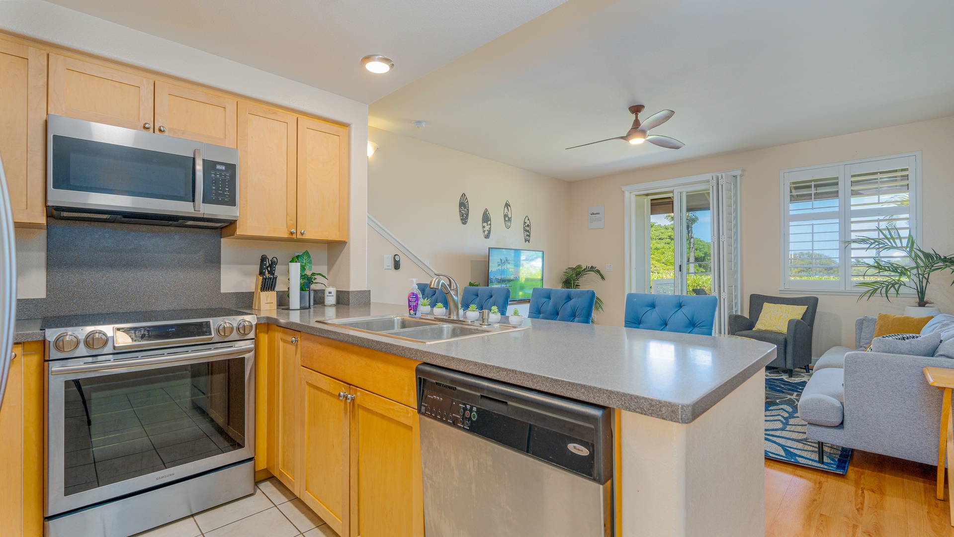 Kapolei Vacation Rentals, Hillside Villas 1496-2 - Dine with a view and converse with the chef.