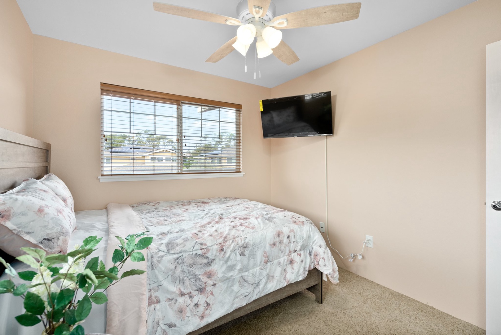 Kapolei Vacation Rentals, Kilipue Retreat - Second guest room with ceiling fan and bright windows for breezy relaxation.