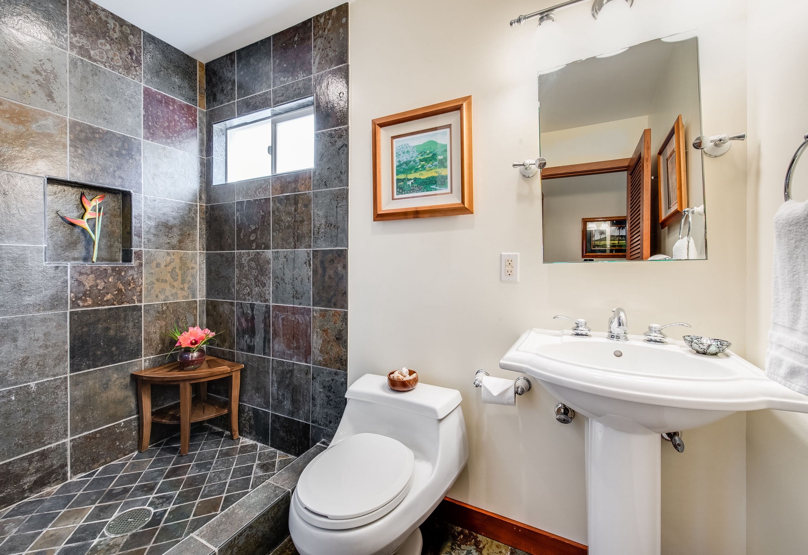 Kailua Kona Vacation Rentals, Kona Beach Bungalows** - Kahakai Shared Bath with a walk-in shower