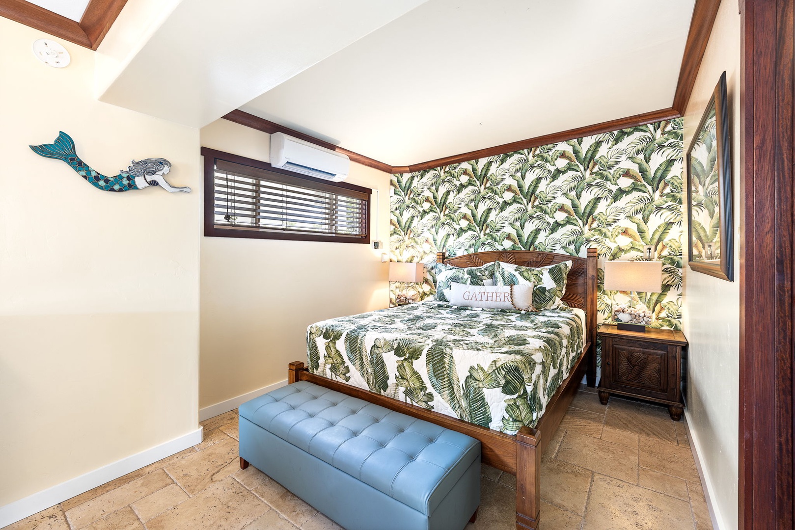 Kailua Kona Vacation Rentals, Mermaid Cove - Tropical wallpaper and a soft palette create a stylish escape in this queen bedroom with bench seating.