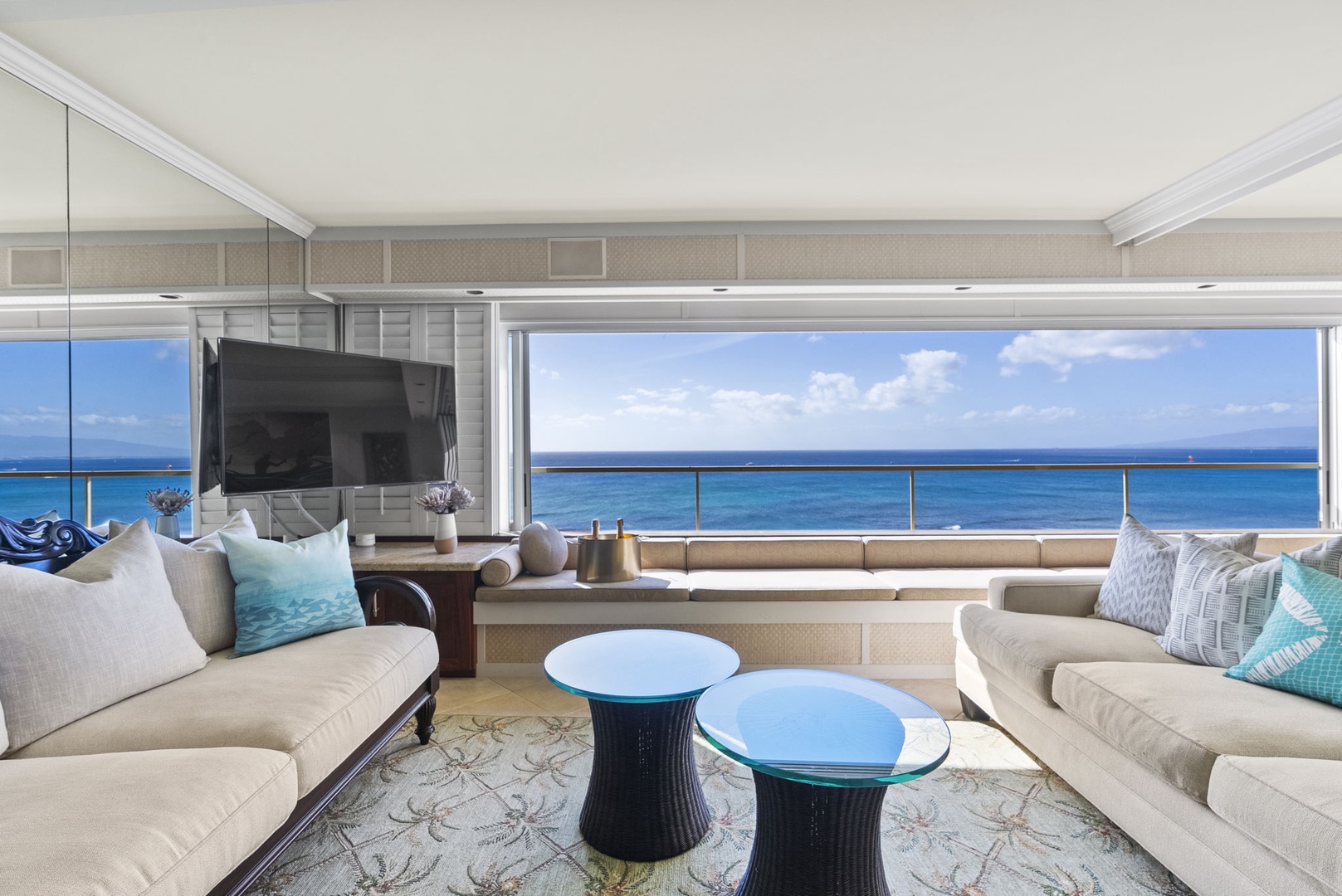 Honolulu Vacation Rentals, Hale Kaimana Breeze - Open living space with natural lighting.