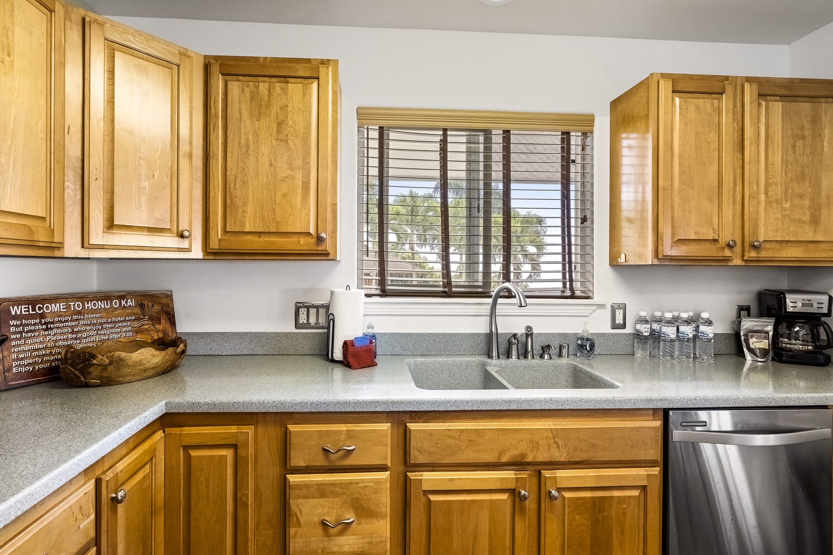 Kailua Kona Vacation Rentals, Honu O Kai (Turtle of the Sea) - You can even see the ocean while you wash dishes!