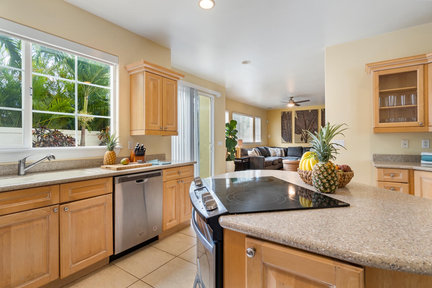 Honolulu Vacation Rentals, Melemele Hale - Kitchen and living room