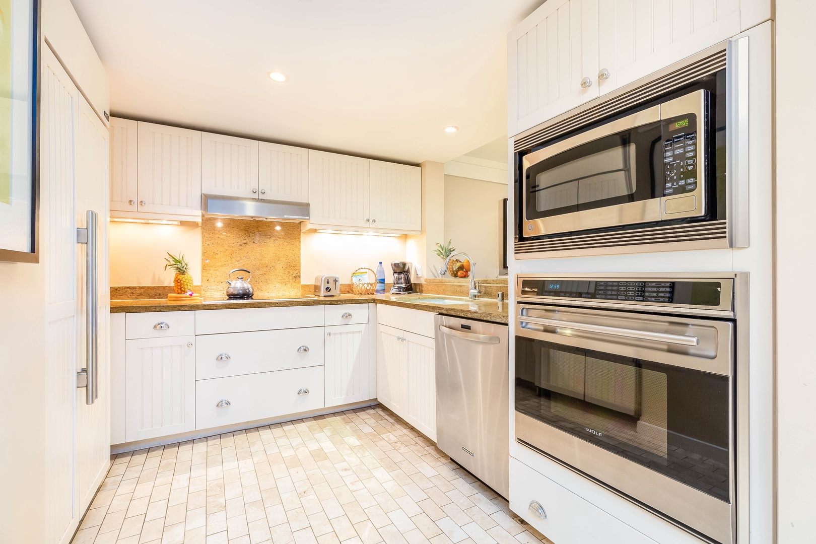 Kahuku Vacation Rentals, Turtle Bay Villas 108 - Beautiful modern kitchen