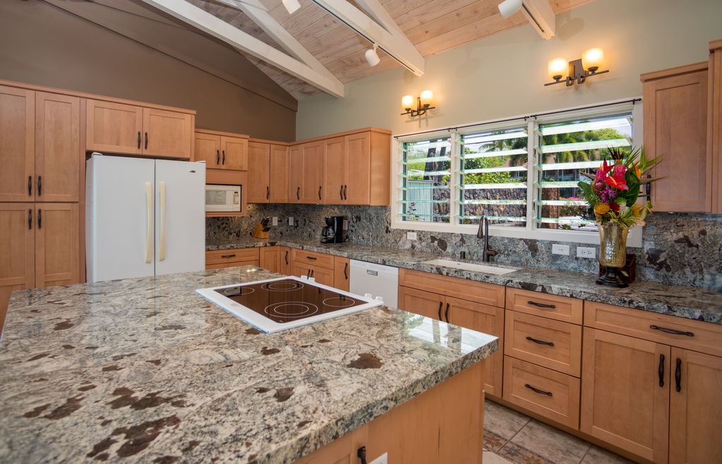 Kailua Kona Vacation Rentals, Hoku'Ea Hale - Fully equipped kitchen steps from outdoor dining!