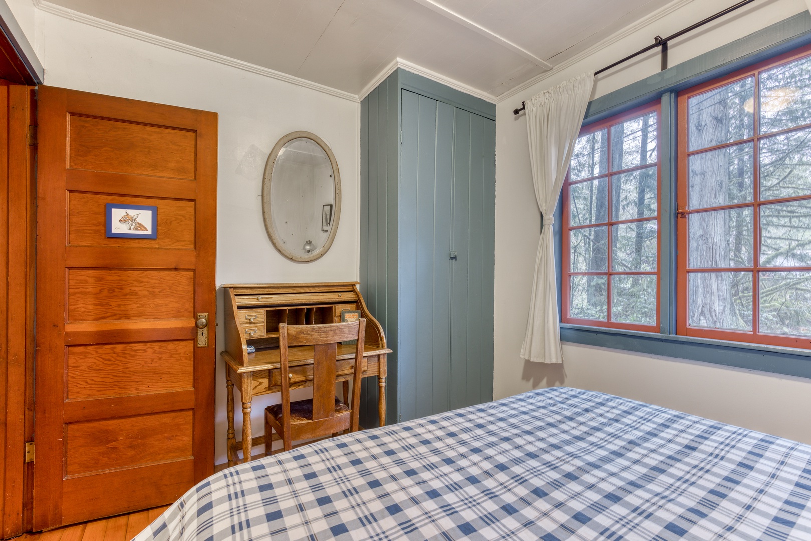 Brightwood Vacation Rentals, Springbrook Cabin - Guest bedroom with queen bed
