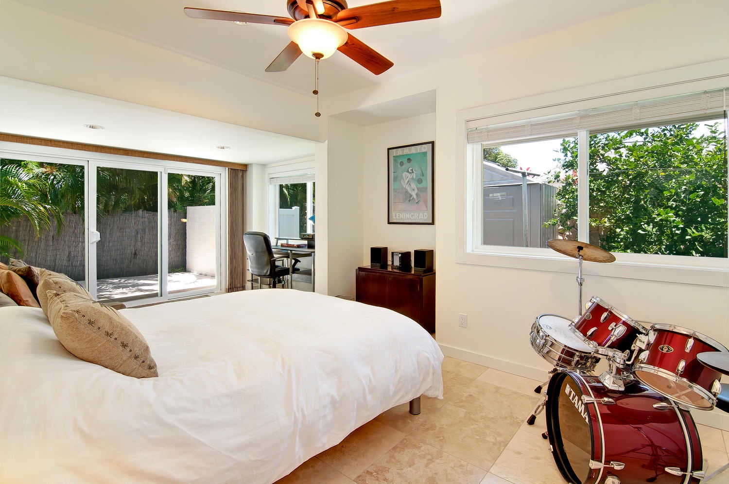 Honolulu Vacation Rentals, Kahala Lani - Bedroom Five - Sleeps Four. Queen bed, Sofa bed has been replaced with a twin day/trundle bed (queen), with its own lanai