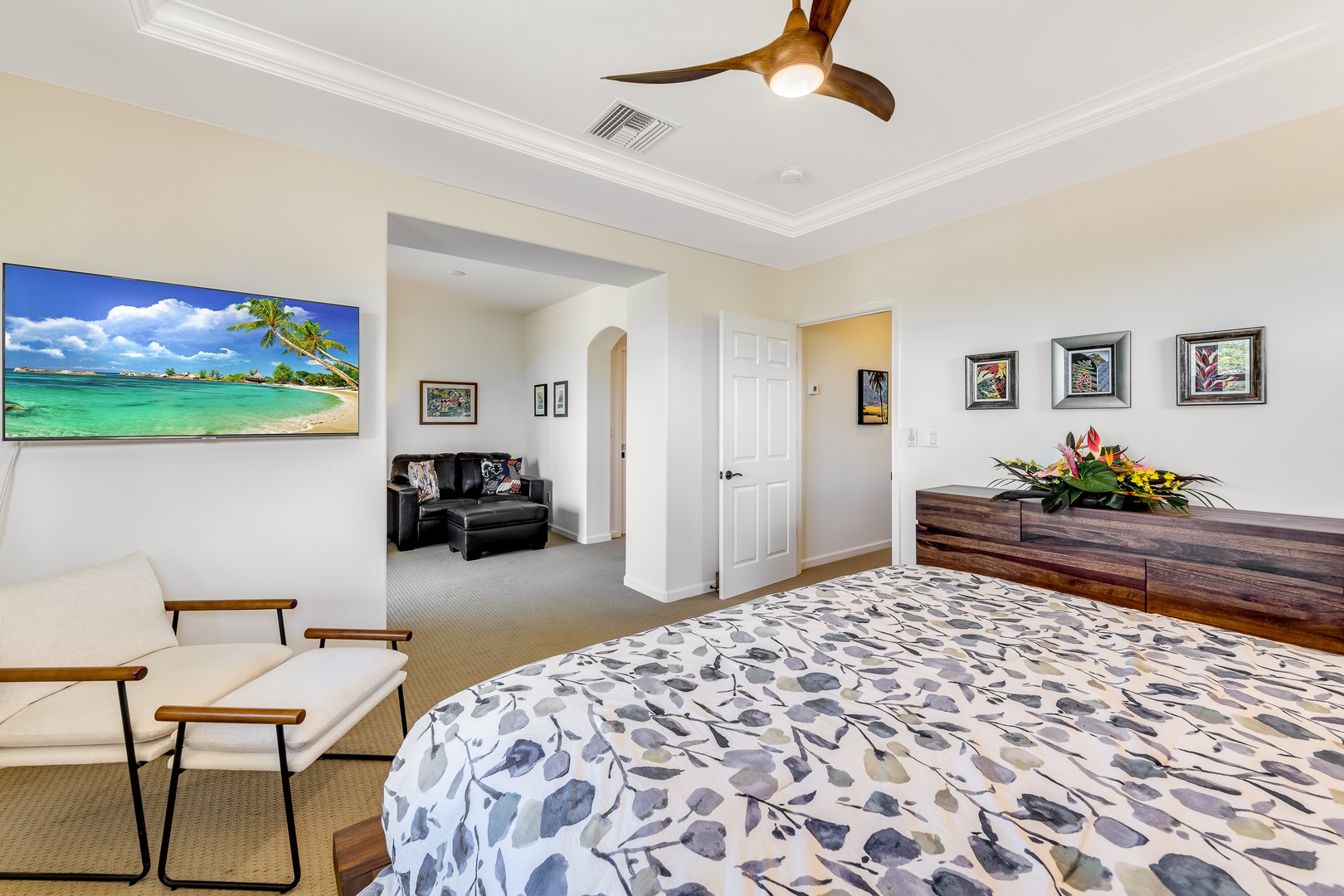 Kamuela Vacation Rentals, Mauna Lani Fairways #603 - Rrimary bedroom with TV, a lounge area and a spacious ensuite bathroom