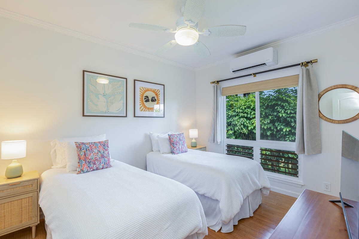 Princeville Vacation Rentals, Hale Cassia - Guest bedroom with two twin beds (convertible to king).