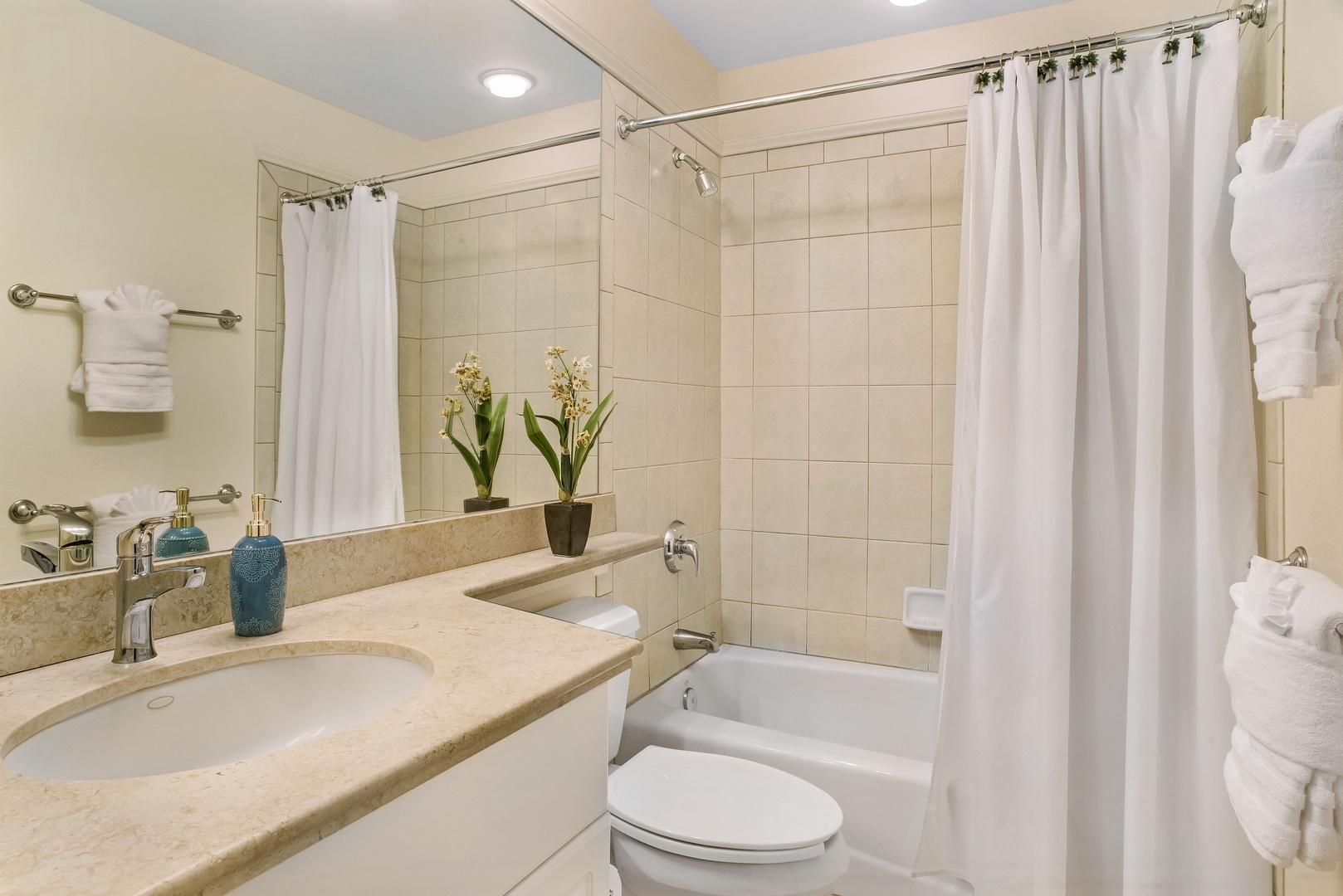 Waikoloa Vacation Rentals, Waikoloa Colony Villas 403 - Upstairs Guest Bath w/ Shower/Tub Combo