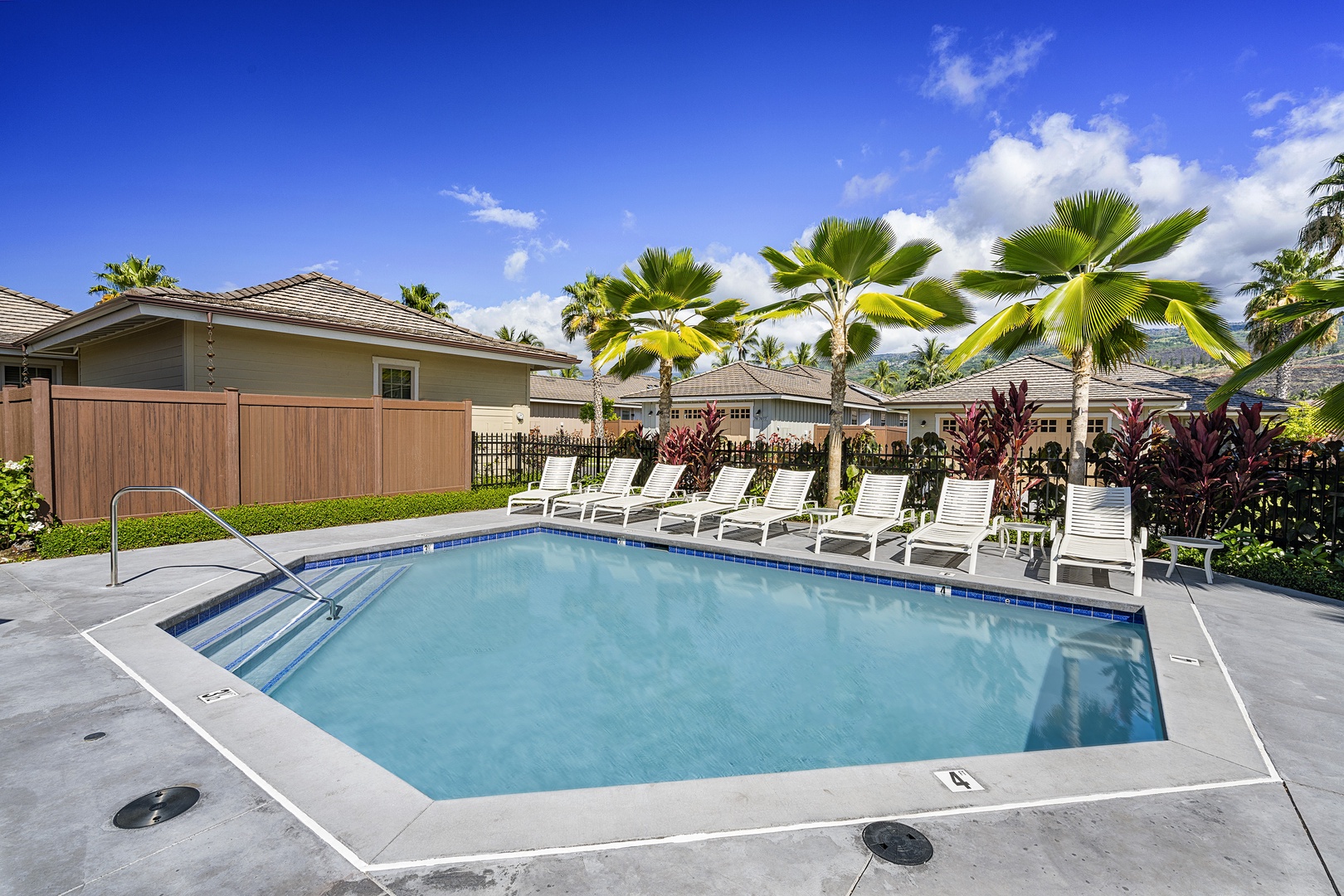 Kailua Kona Vacation Rentals, Golf Green - Complex pool