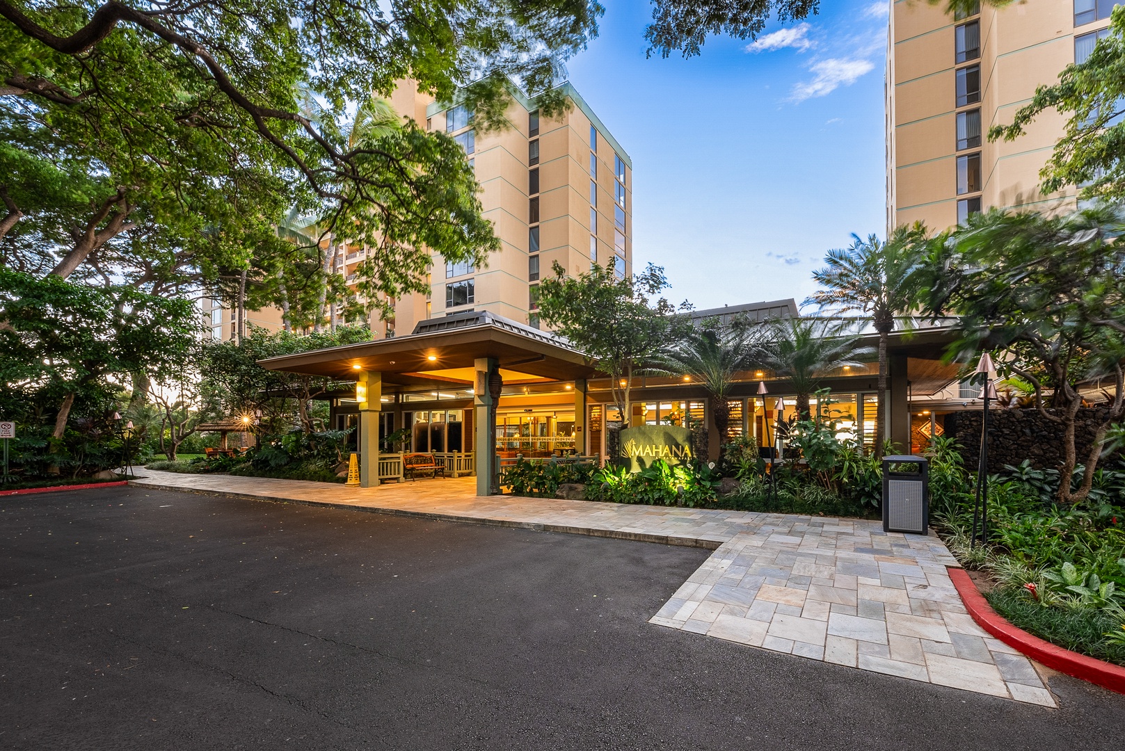 Lahaina Vacation Rentals, Mahana 1118 - The elegant lobby entrance at Mahana 1118 welcomes you to your island stay.