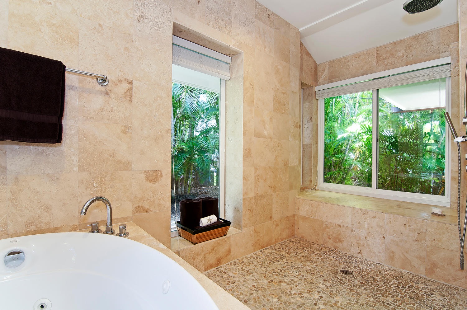 Honolulu Vacation Rentals, Kahala Lani - Primary Bathroom