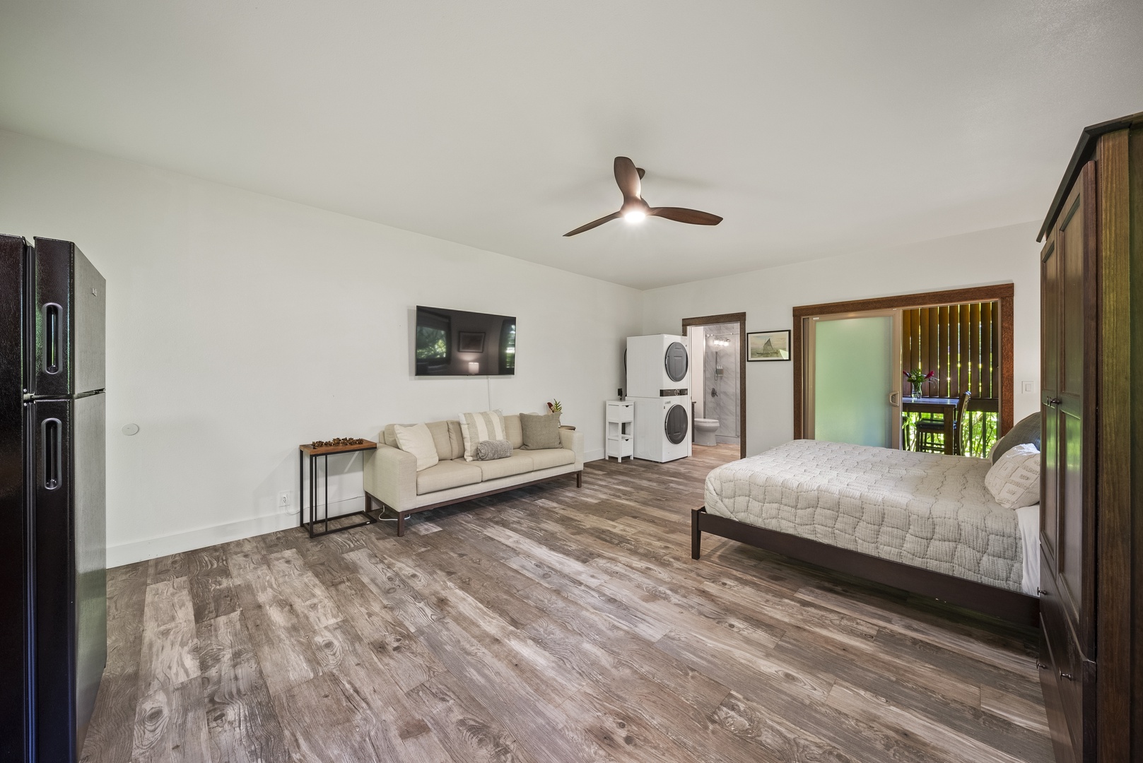 Haleiwa Vacation Rentals, Kaunala Retreat - Studio lounge area with smart TV, mini kitchenette, and washer/dryer—perfect for long stays.