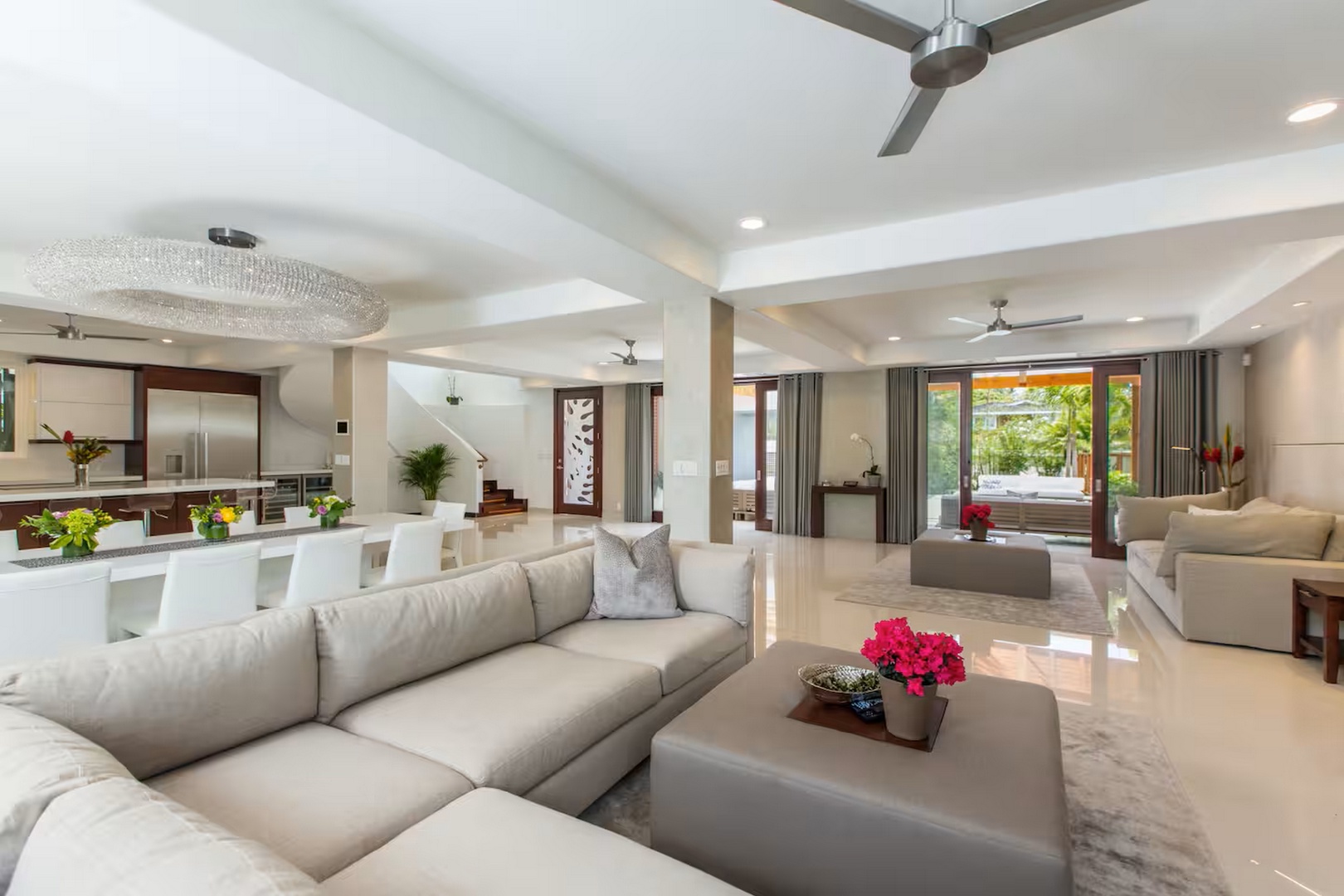 Honolulu Vacation Rentals, Diamond Head Beachfront Estate 9BR - Fresh flowers and full daylight fill the guest house sitting room.