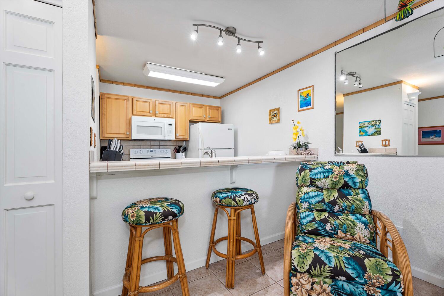 Kailua-Kona Vacation Rentals, Kona Reef B32 - The bar has seating for two, for quick meals and entertainment.