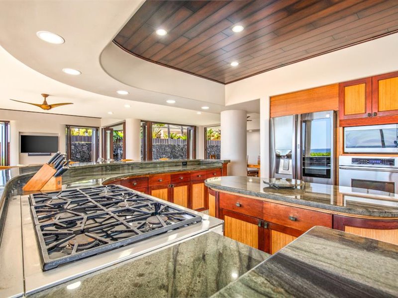 Kailua Kona Vacation Rentals, Blue Water - Gourmet kitchen with 6 burner range!