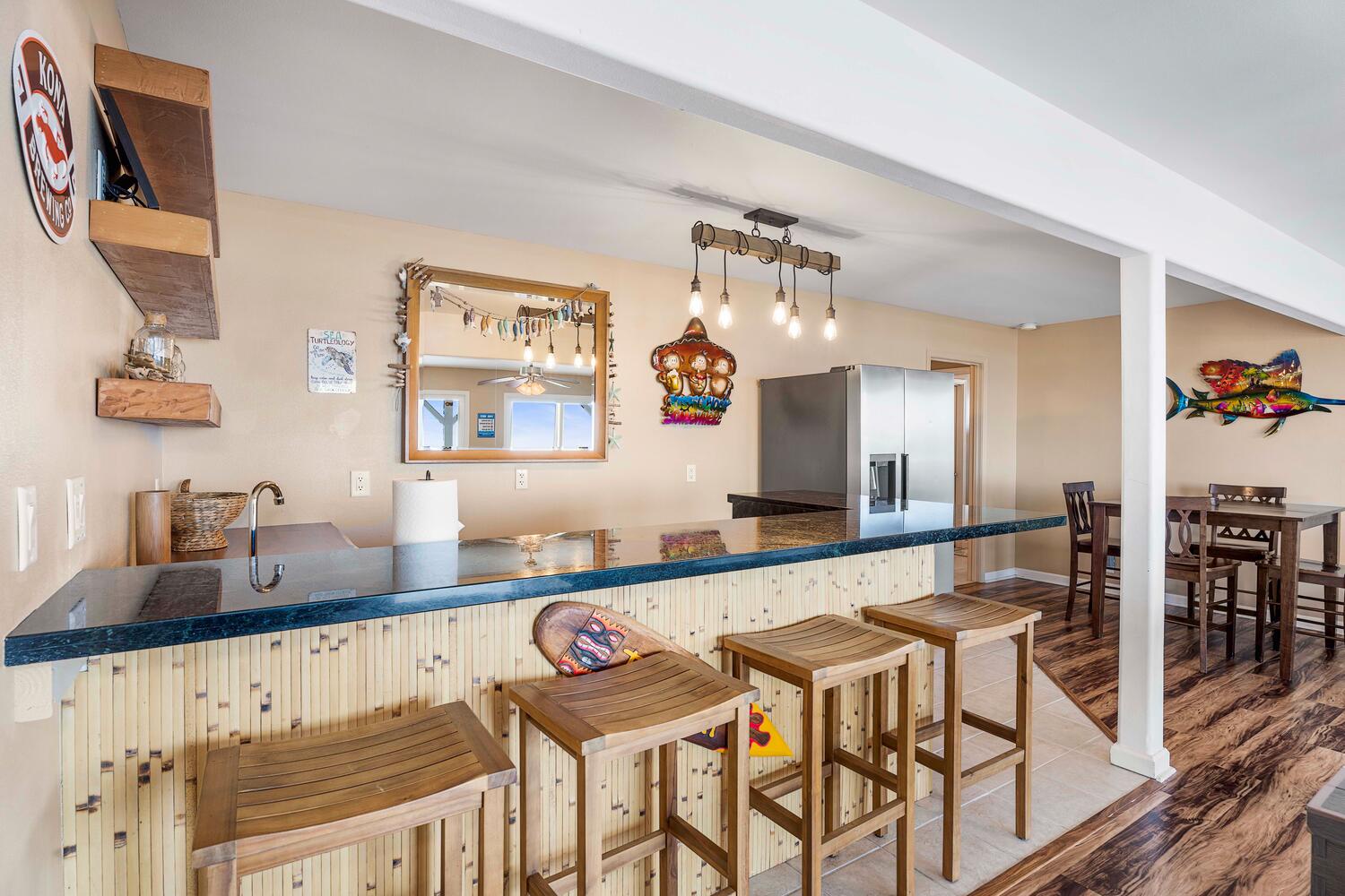 Kailua Kona Vacation Rentals, Honu O Kai (Turtle of the Sea) - Family Room Tiki bar seating.