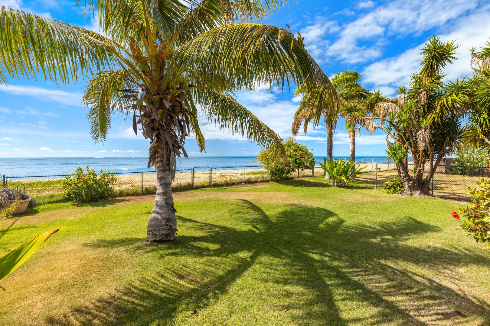 Ewa Beach Vacation Rentals, Ewa Beachfront Cottage - Lush green garden yard