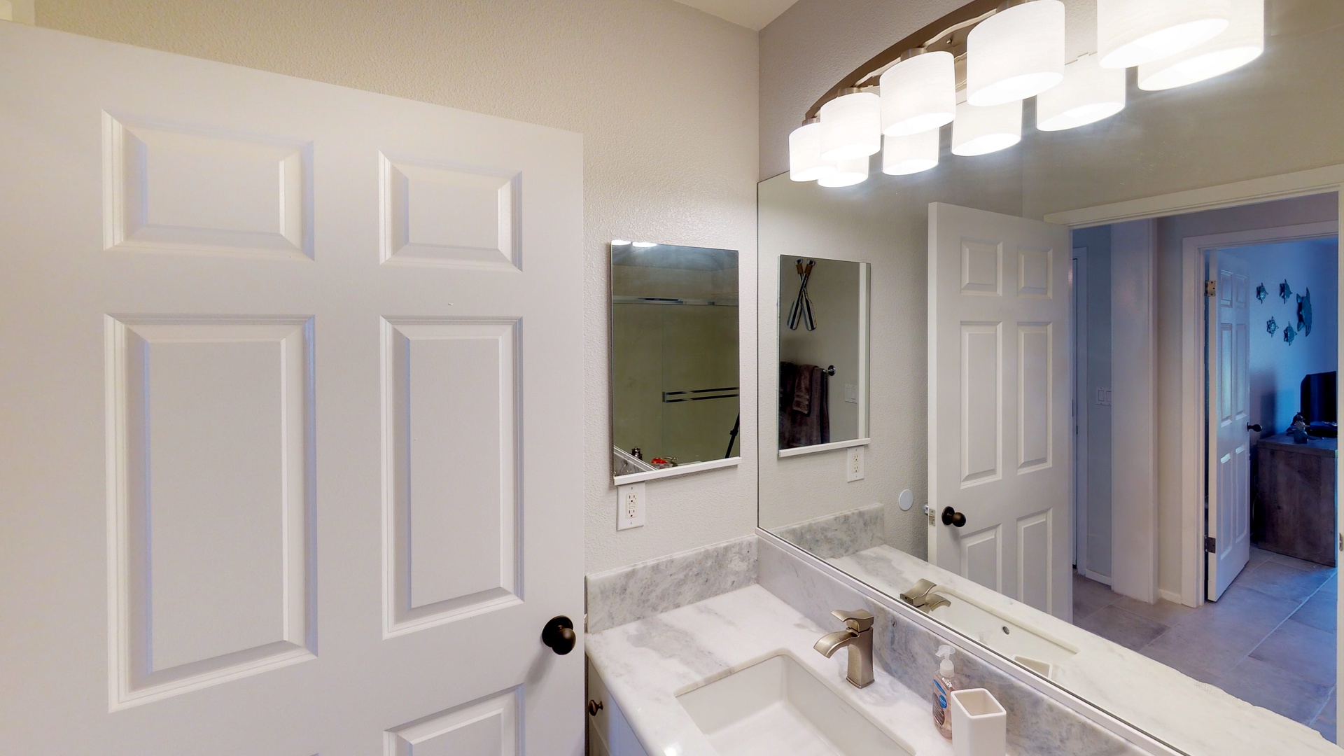 Kapolei Vacation Rentals, Coconut Plantation 1222-3 - The second guest bathroom is also a full bathroom.