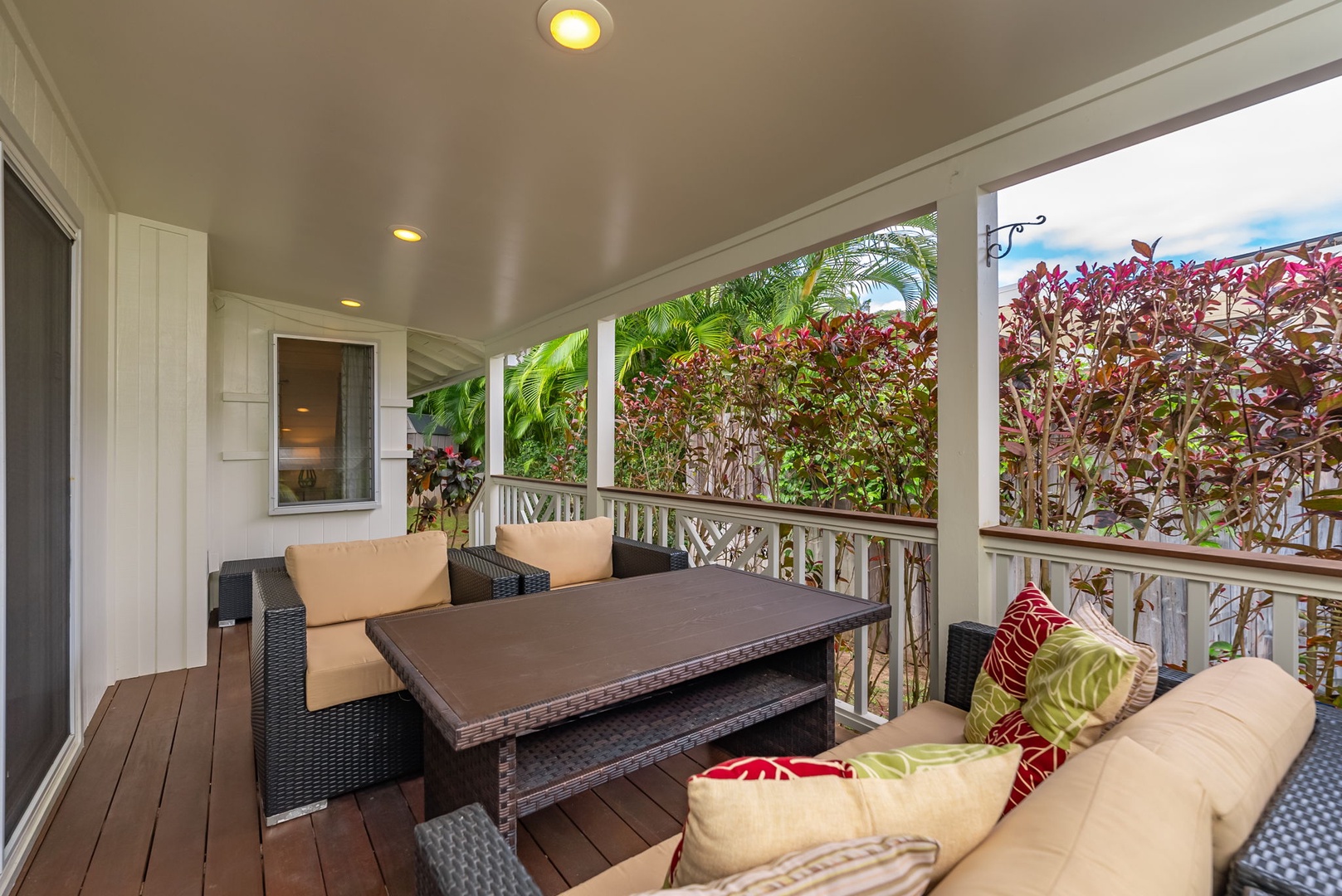 Kailua Vacation Rentals, Nohie Lanikai - Gather around the outdoor dining table for a meal while enjoying the fresh island breeze.