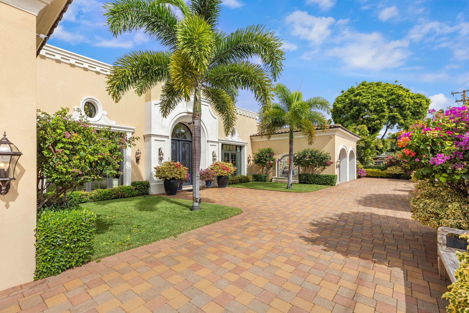 Honolulu Vacation Rentals, The Kahala Mansion - The entry way as you arrive for your vacation.