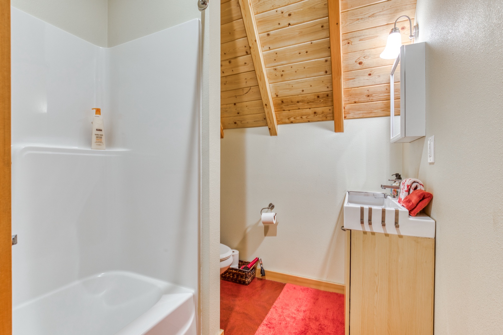 Government Camp Vacation Rentals, Glade Trail Lodge - Small bathroom with tub