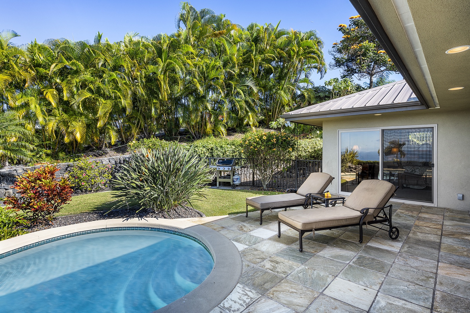 Kailua Kona Vacation Rentals, Hale Aikane - Primary bedroom sliding door