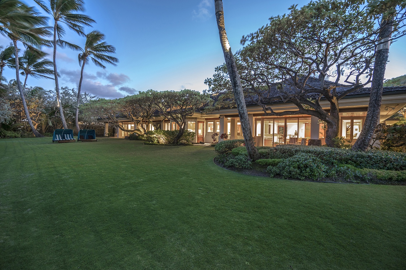 Kailua Vacation Rentals, Kailua's Kai Moena Estate - Guest house: Beach side lawn