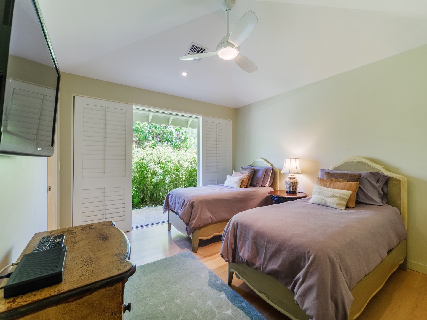Honolulu Vacation Rentals, Paradise Beach Estate - Fifth bedroom with two twin beds and access outdoors