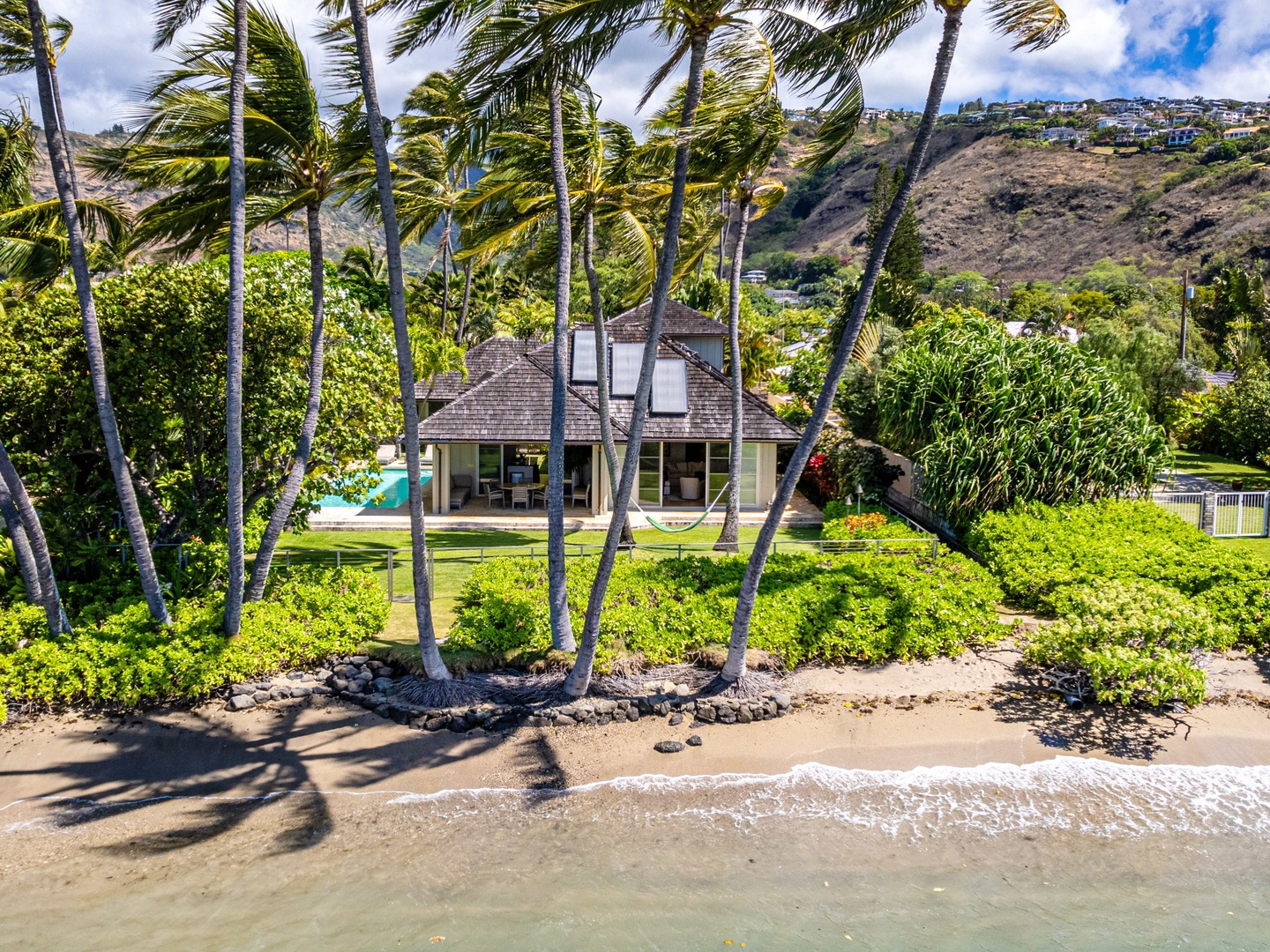 Honolulu Vacation Rentals, Paradise Beach Estate - Swinging palms