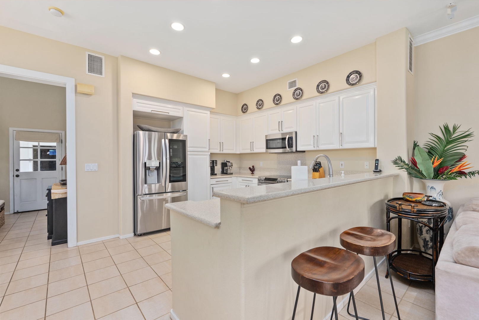 Kapolei Vacation Rentals, Coconut Plantation 1080-4 - Grab a counter stool while the cook works and the conversation carries.